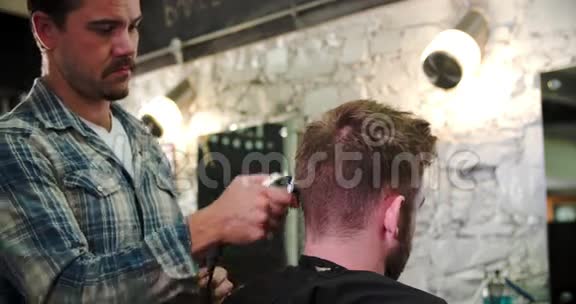 男性理发师给顾客理发视频的预览图