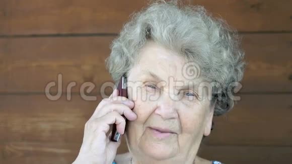 使用手机说话的老年妇女视频的预览图