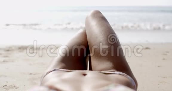 美丽的女性身体在海滩上视频的预览图