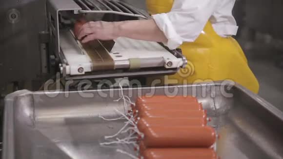 工业生产香肠食品工厂设备视频的预览图