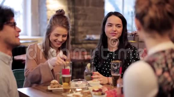 快乐的朋友在酒吧或咖啡馆吃喝视频的预览图