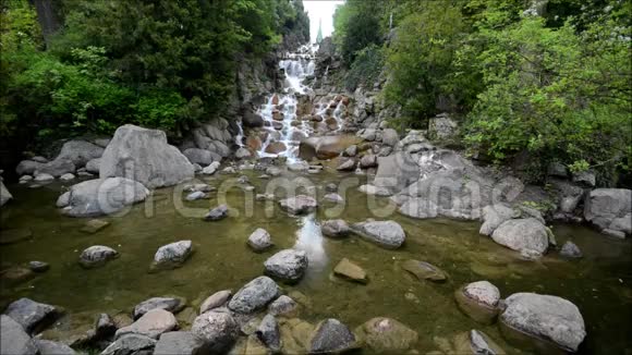 德国柏林克雷兹伯格的Viktoriapark瀑布视频的预览图