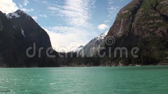阿拉斯加太平洋平静水域背景下的山脉景观视频的预览图
