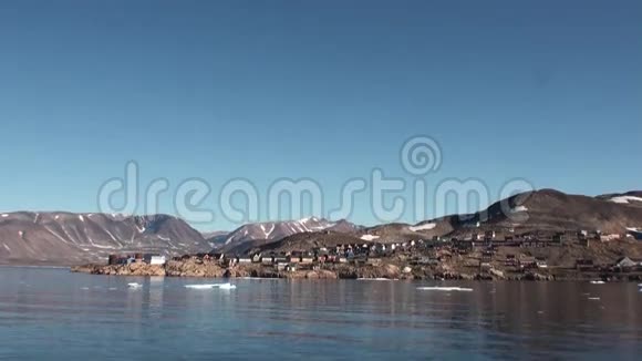 北冰洋格陵兰的小城市视频的预览图