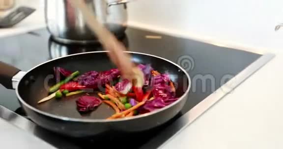 在厨房准备食物的人视频的预览图