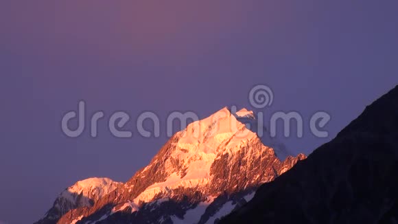 新西兰日落全景的雪山峰和山脊视频的预览图