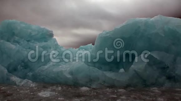 斯瓦尔巴山脉背景下北冰洋的冰山视频的预览图