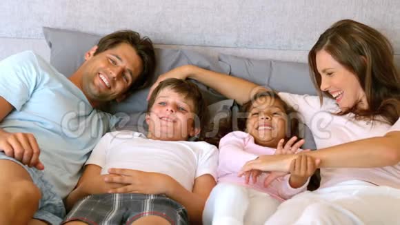 幸福的家庭躺在床上视频的预览图