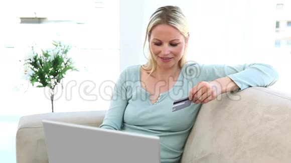 女人在网上购物视频的预览图