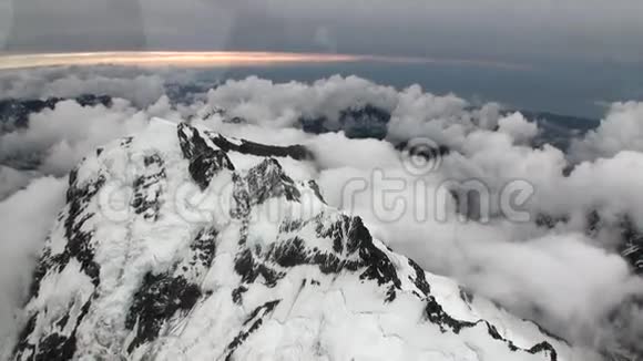 新西兰的雪山和白云景观从直升机上看到视频的预览图