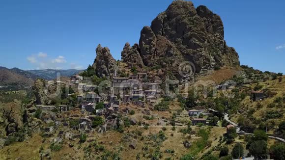 鸟瞰彭塔蒂洛小村庄教堂和废弃村庄的废墟卡尔瓦里奥山上的希腊殖民地视频的预览图