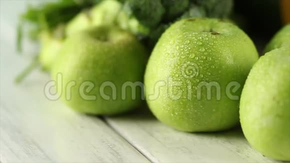成熟的绿色苹果木背景上有滴视频的预览图
