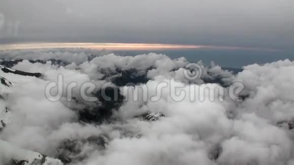 新西兰的雪山和白云景观从直升机上看到视频的预览图