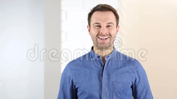 微笑的中年男人的肖像视频的预览图