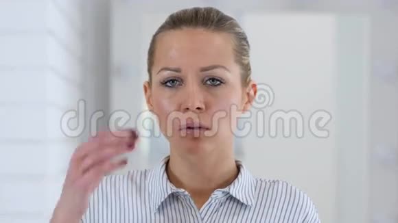 头痛沮丧的女人肖像视频的预览图