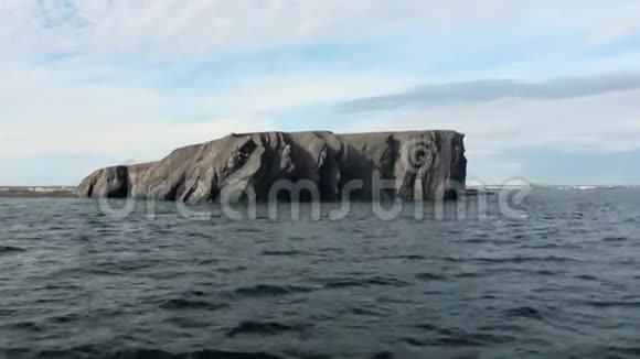新地球瓦伊加奇岛北冰洋水面之间的石岩视频的预览图