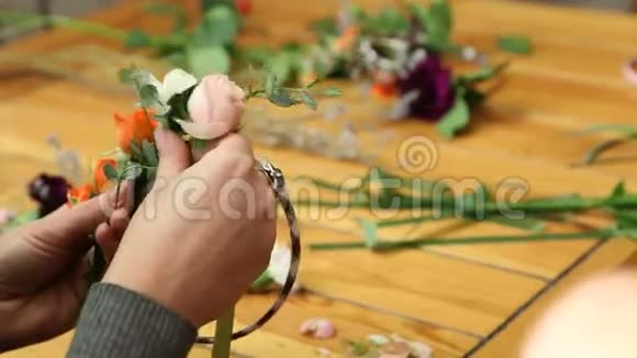花匠制作花圈的大师班视频的预览图