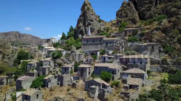 从空中俯瞰彭塔蒂洛小村庄教堂和废弃村庄的废墟卡尔瓦里奥山上的希腊殖民地他们的村庄视频的预览图