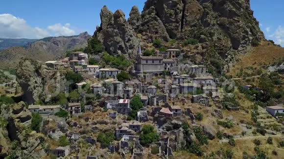 从空中俯瞰彭塔蒂洛小村庄教堂和废弃村庄的废墟卡尔瓦里奥山上的希腊殖民地他们的村庄视频的预览图