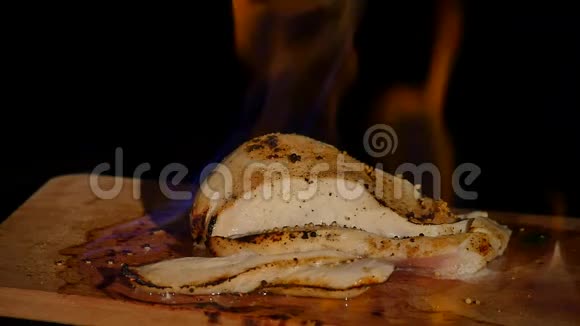 鸡片放在火木板上烤肉深色背景视频的预览图