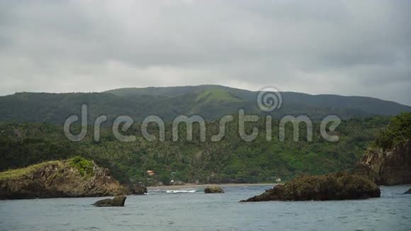 带有热带岛屿海滩岩石和波浪的海景菲律宾卡坦杜内斯视频的预览图