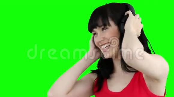 女人戴着耳机跳舞视频的预览图