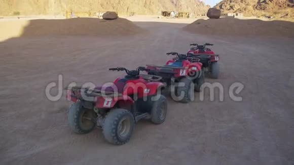 埃及沙漠旅游观光的旅游车视频的预览图