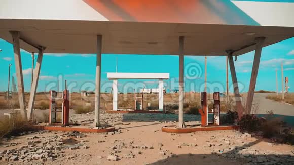 美国主要街道66号公路危机公路66号加油破窗慢动作视频旧的肮脏废弃的加油站视频的预览图