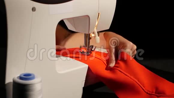 缝在缝纫机上关门视频的预览图