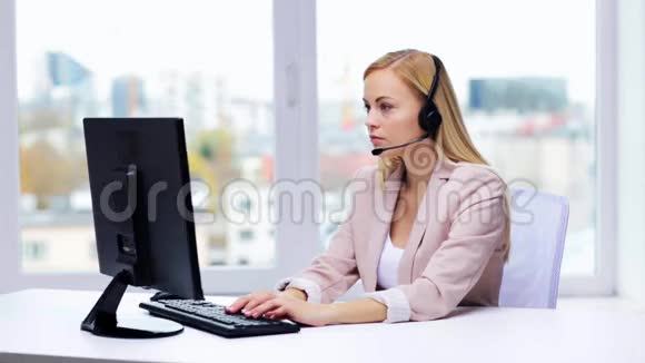 有电脑和耳机的女商人视频的预览图