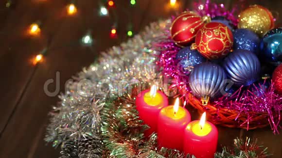 点燃蜡烛和圣诞装饰品视频的预览图