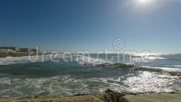 巨浪撞击大西洋海滩视频的预览图