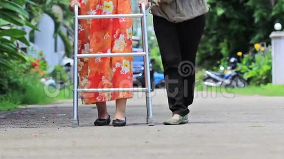 一位老年妇女在十字路口步行视频的预览图