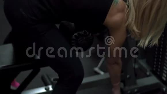 在健身房训练金发女孩从事健身工作的妇女视频的预览图