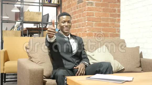 自信的年轻黑人商人竖起大拇指视频的预览图