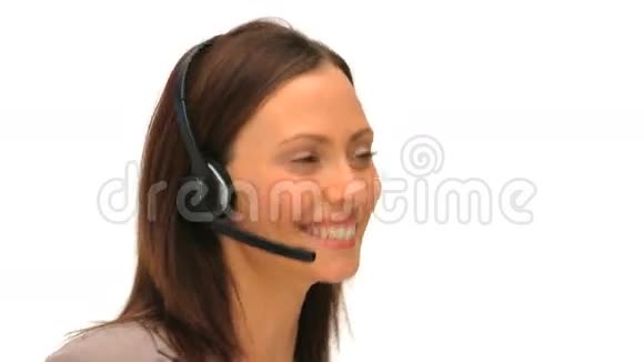 商务女性带耳机视频的预览图