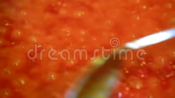 烹制美味的番茄酱视频的预览图