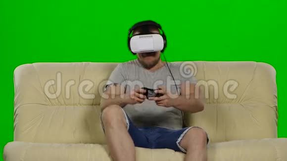 虚拟现实眼镜里的人绿色屏幕视频的预览图