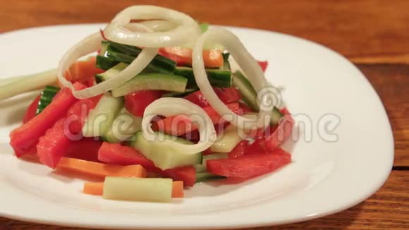 健康沙拉配新鲜蔬菜视频的预览图