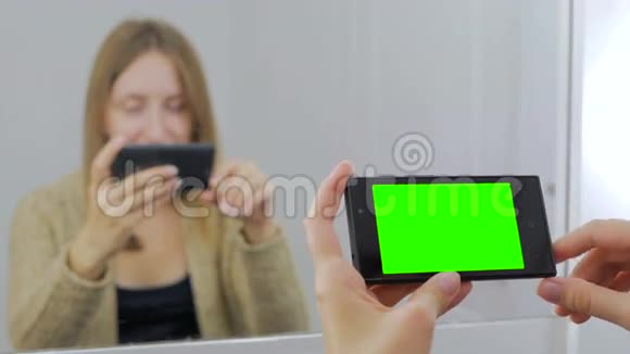 女性使用智能手机与绿色屏幕视频的预览图