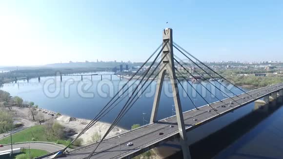 河上的桥景公路交汇处视频的预览图
