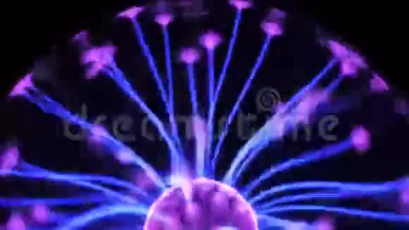 4K等离子体球在黑色背景下具有运动能量射线视频的预览图