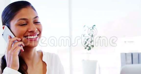 快乐的女人在智能手机上说话视频的预览图