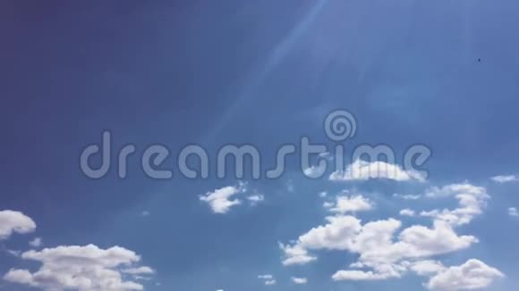 白云在蓝天上的烈日下消失了延时运动云蓝天背景蓝天云云视频的预览图