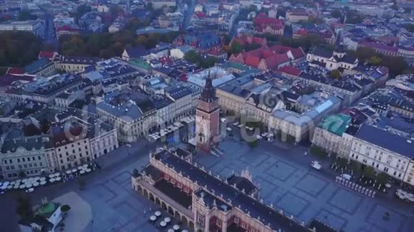 波兰克拉科夫历史市场广场的鸟瞰图视频的预览图