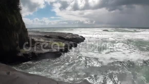 地平线上的海景天空中的云彩和新西兰的岩石视频的预览图