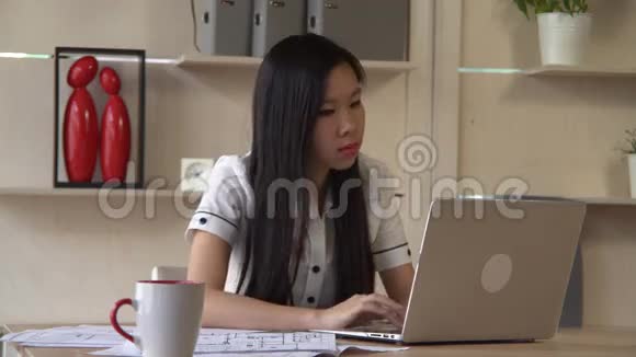 女商人专注于电脑打字视频的预览图
