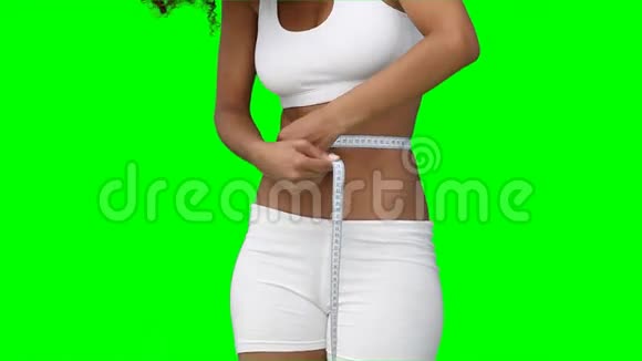 一个测量她腰线的女人视频的预览图