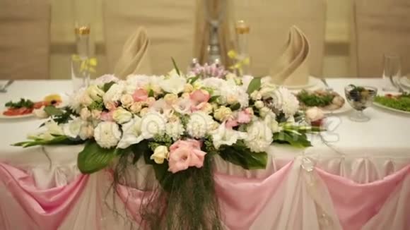 餐厅里餐桌上的婚礼装饰新娘和新郎视频的预览图