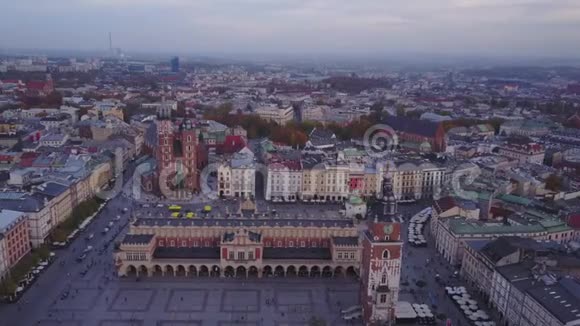 波兰克拉科夫历史市场广场的鸟瞰图视频的预览图